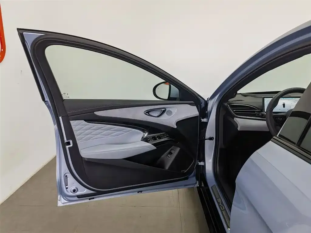 BYD Seal — фото 8