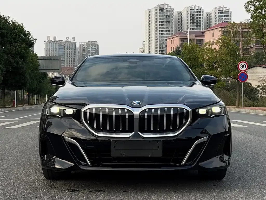 BMW 5 Series — фото 1