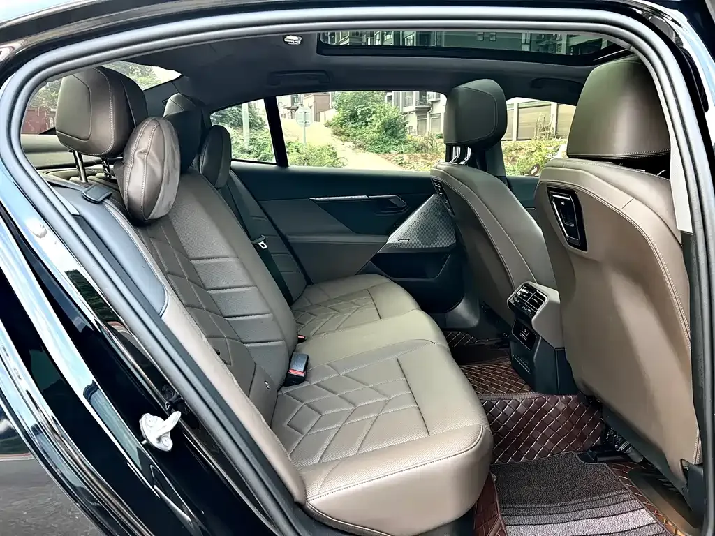 BMW 5 Series — фото 10