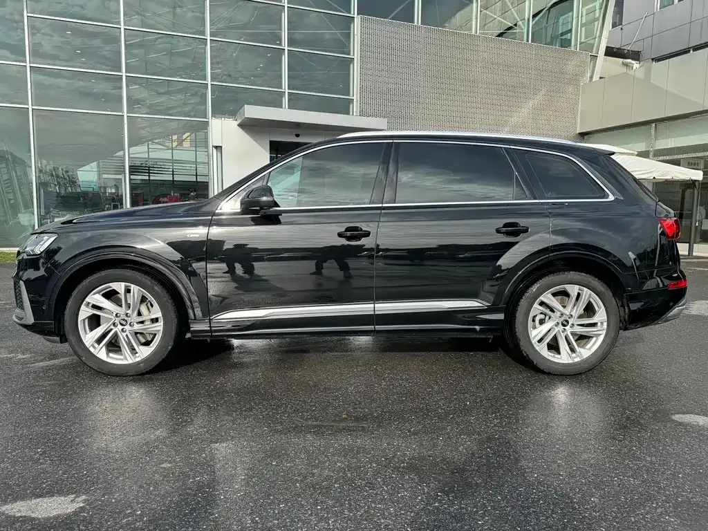 Audi Q7 2023 из CN, фото 4