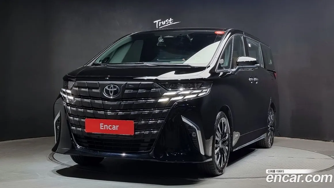 Toyota Alphard — фото 1