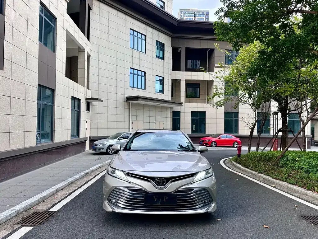 Toyota Camry — фото 1