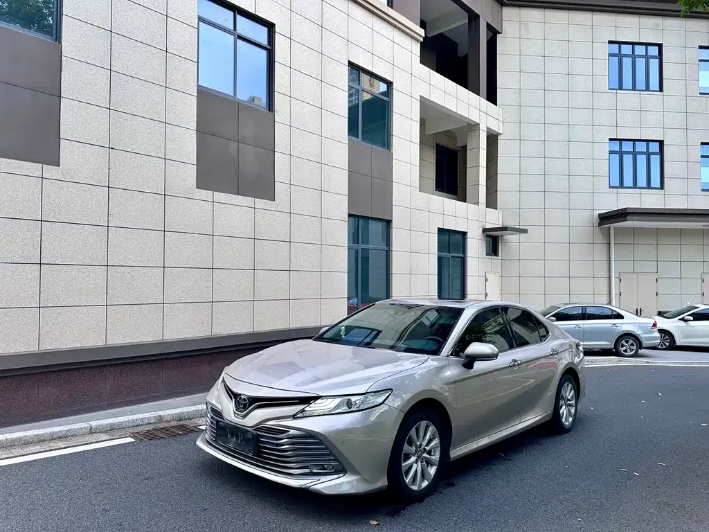Toyota Camry — фото 2