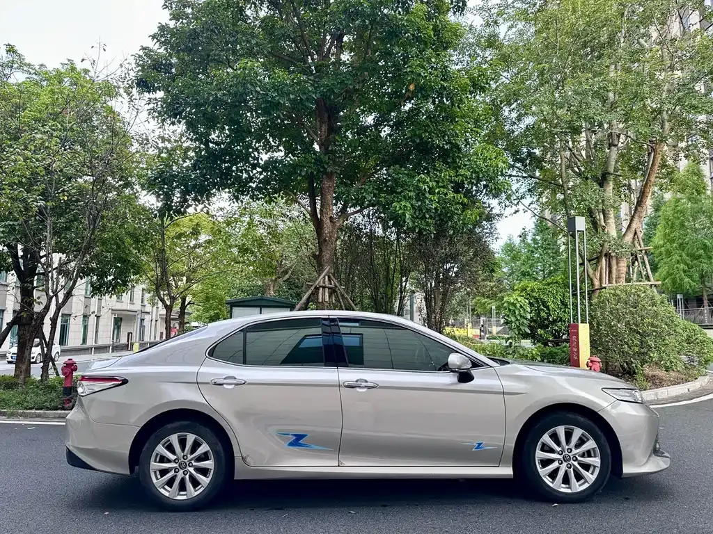 Toyota Camry — фото 3