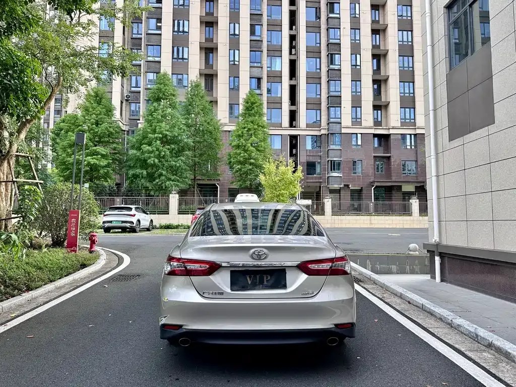 Toyota Camry — фото 4