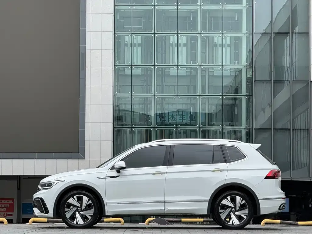 Volkswagen Tiguan L — фото 3