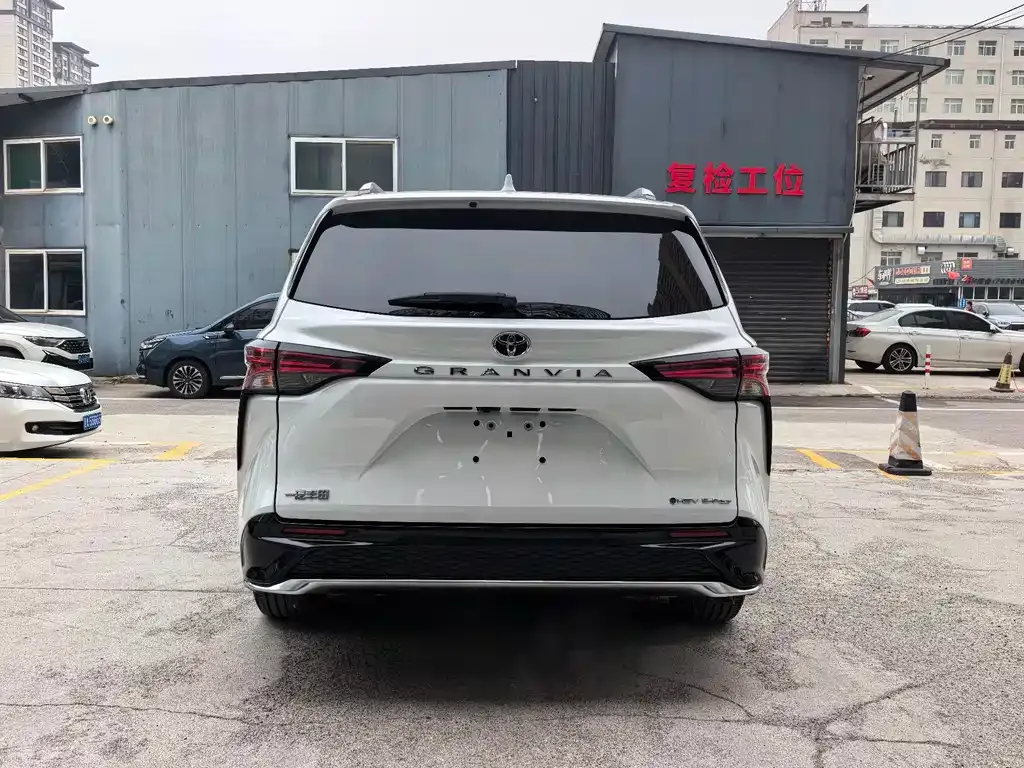 Toyota Granvia 2025 из CN, фото 4