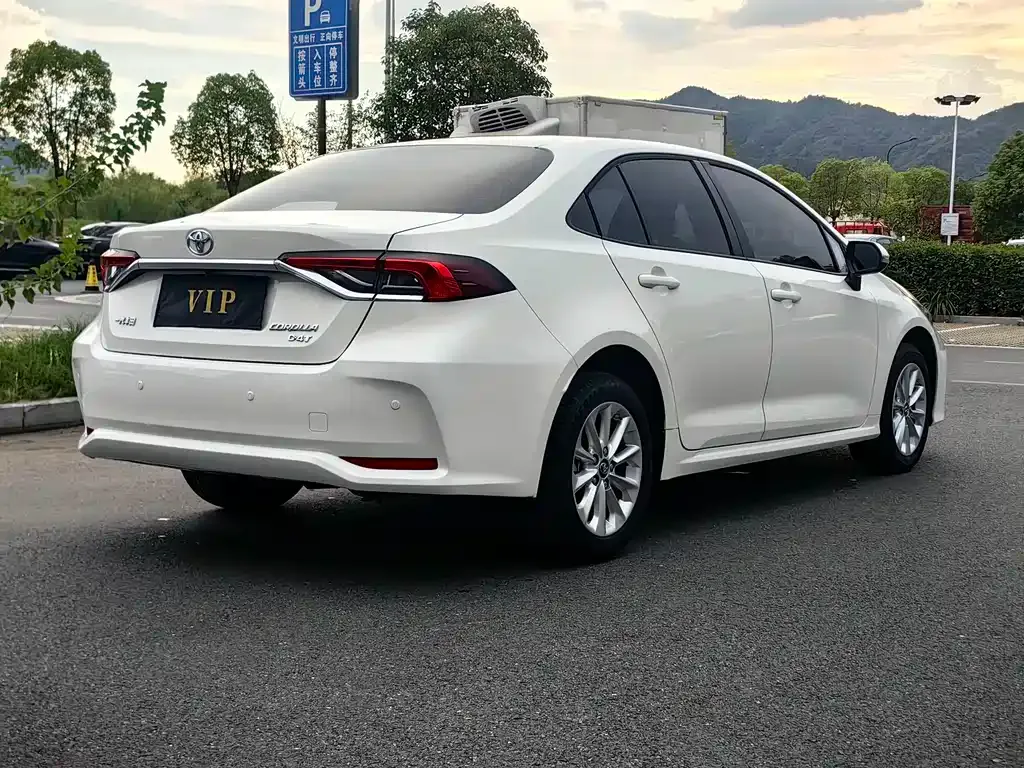 Toyota Corolla — фото 5