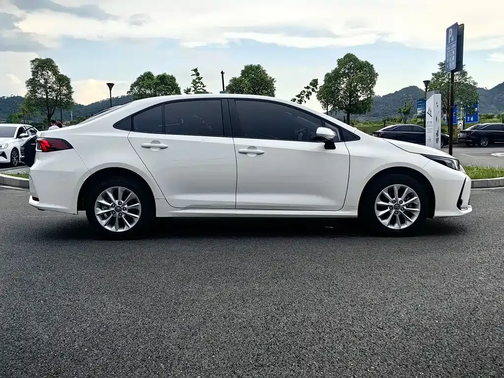 Toyota Corolla — фото 7