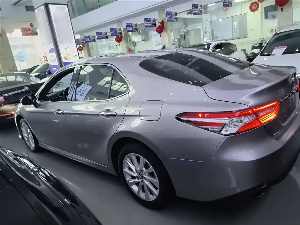 Toyota Camry — фото 5