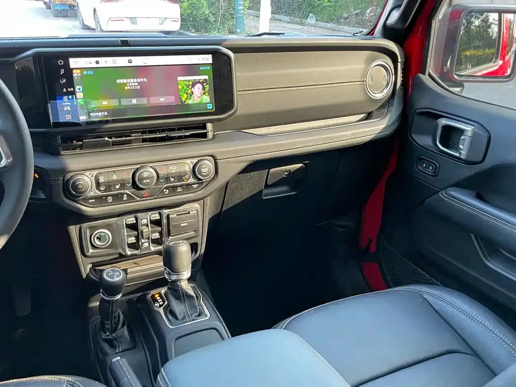 Jeep Wrangler — фото 10