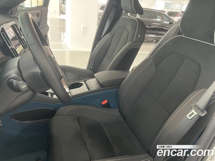 Volvo XC40 — фото 10
