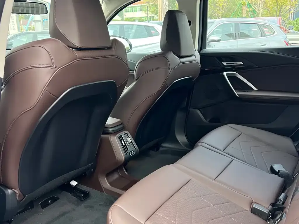 BMW iX1 2025 из CN, фото 5