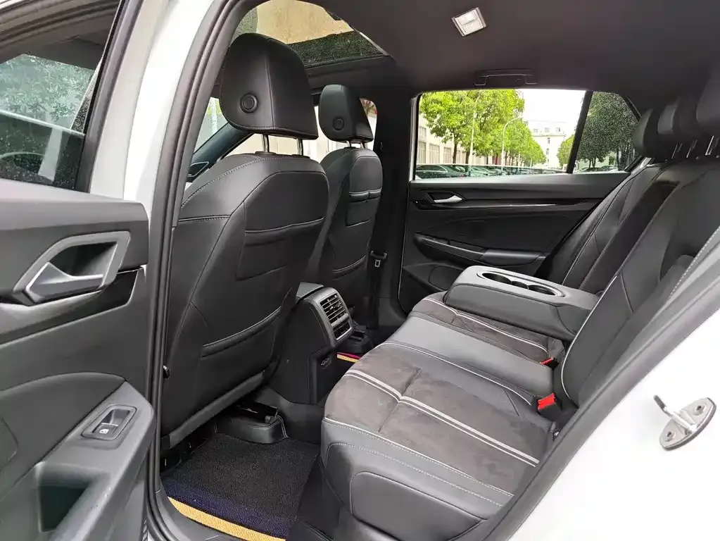Volkswagen Golf 2023 из CN, фото 7