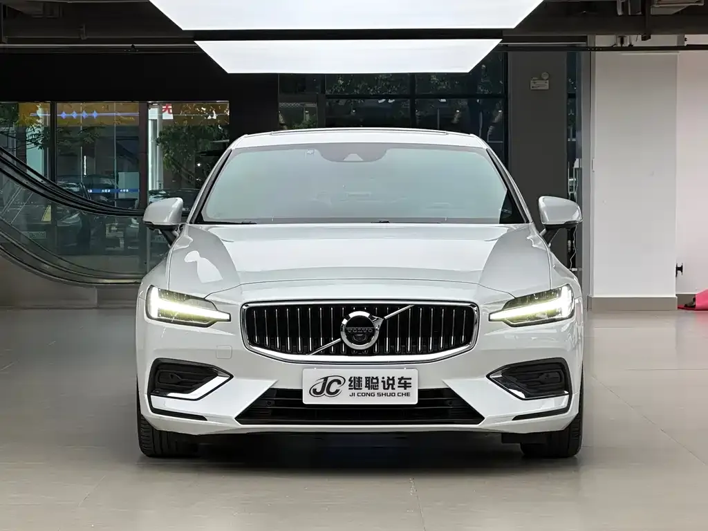 Volvo S60 2022 из CN, фото 2