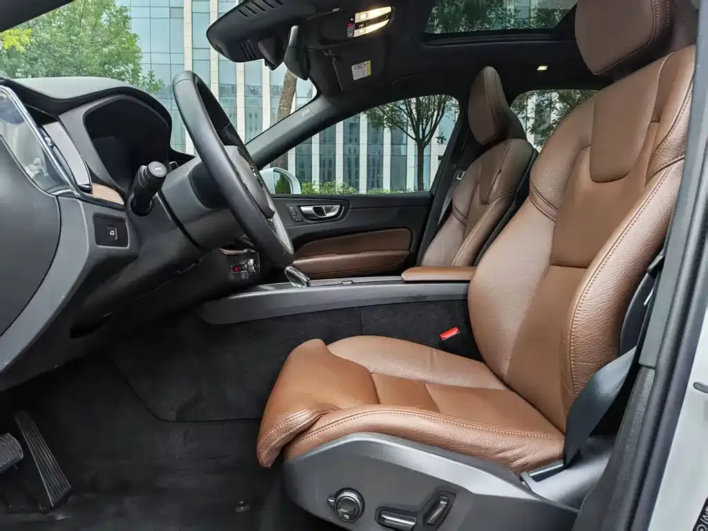 Volvo XC60 2023 из CN, фото 8