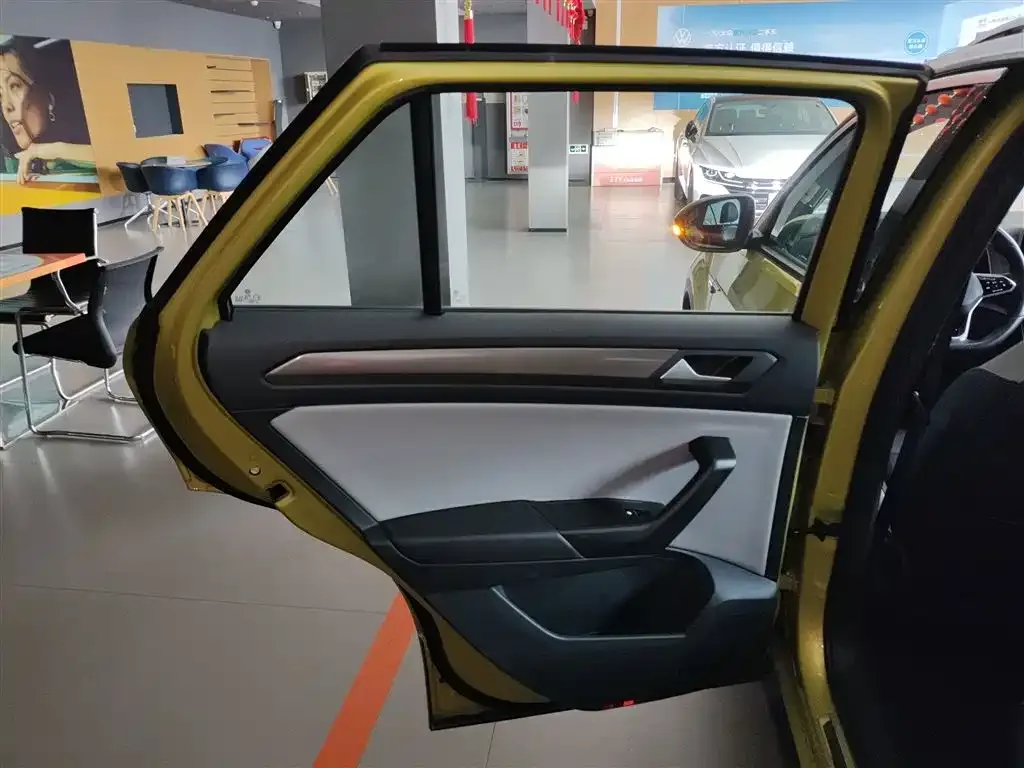 Volkswagen T-Roc 2023 из CN, фото 2