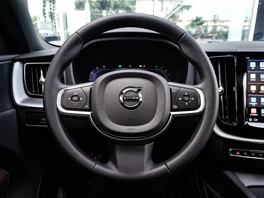 Volvo XC60 — фото 10
