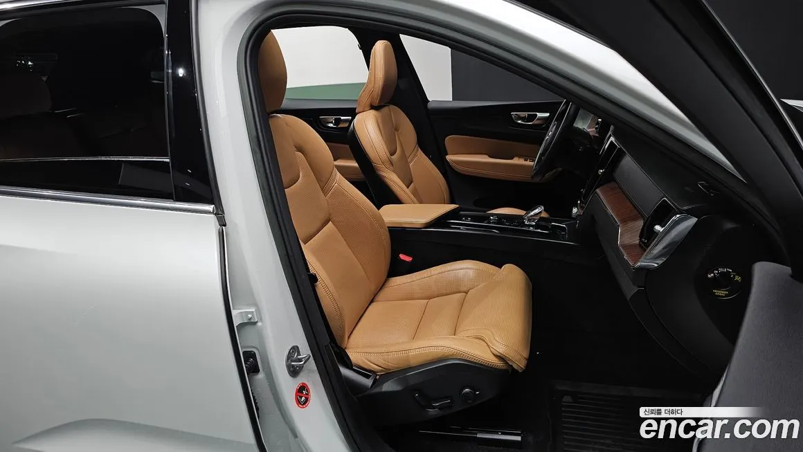 Volvo XC60 — фото 10