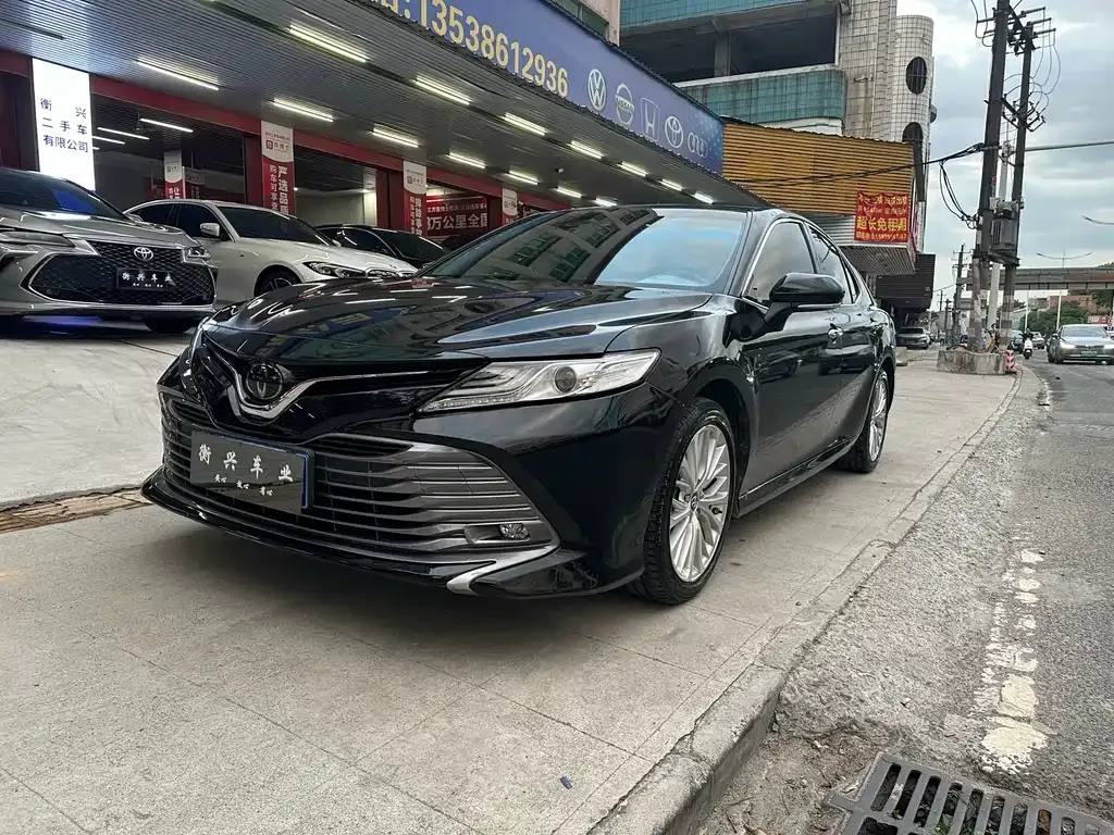 Toyota Camry — фото 1