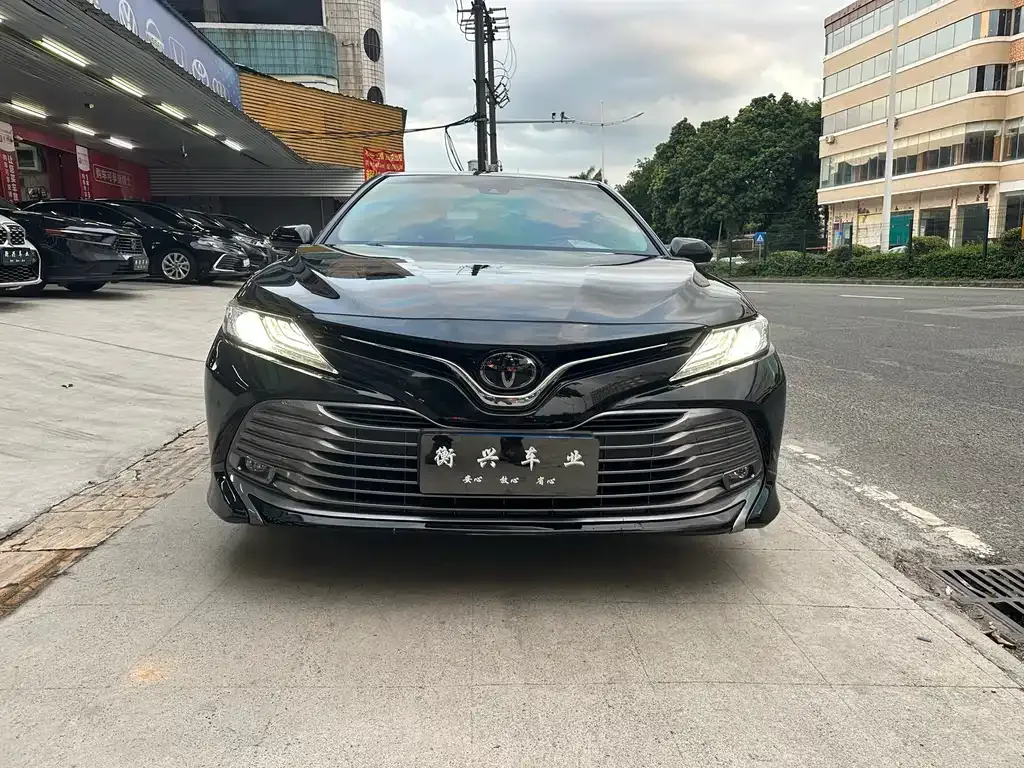 Toyota Camry — фото 2