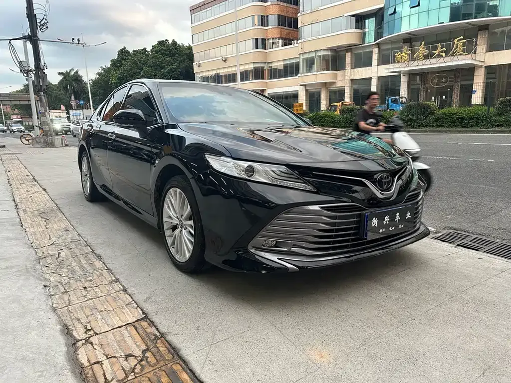 Toyota Camry — фото 3