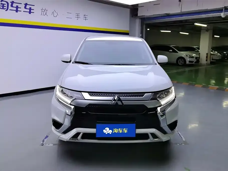 Mitsubishi Outlander 2023 из CN, фото 2