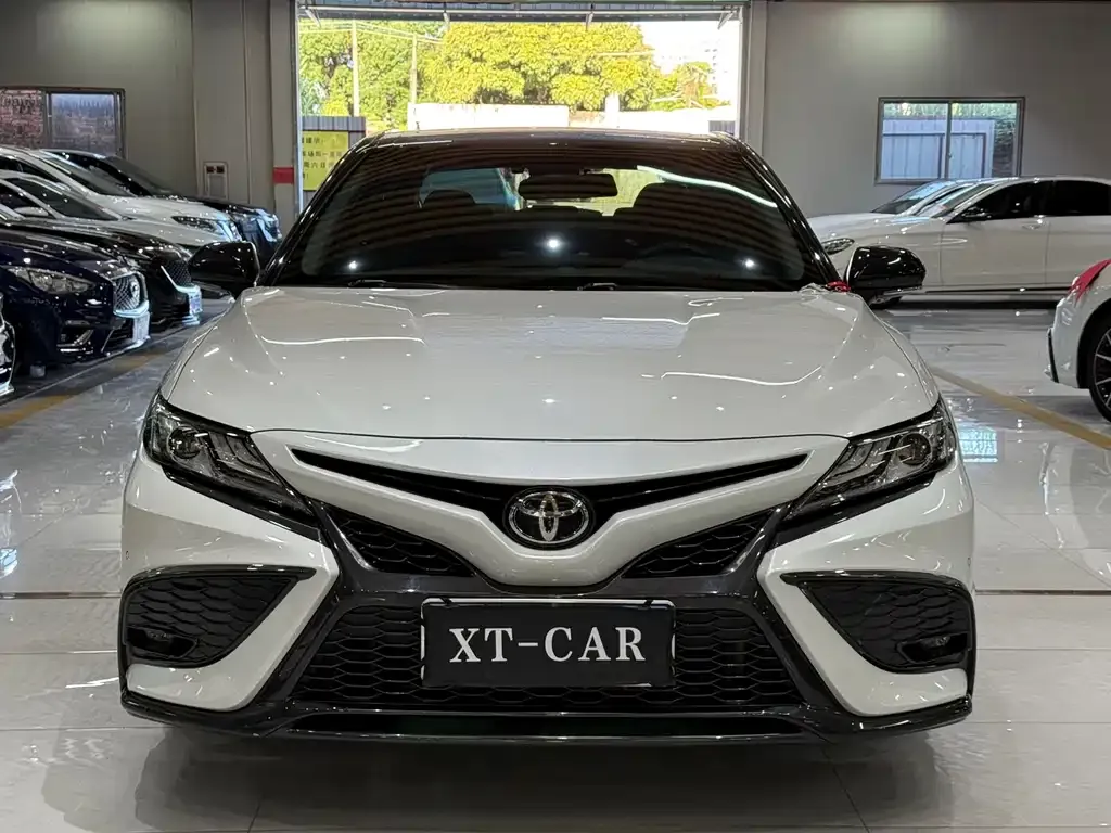 Toyota Camry — фото 2