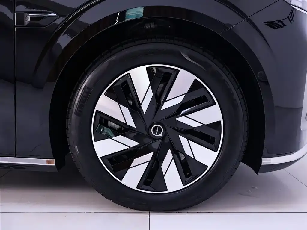 Volvo EM90 2024 из CN, фото 6