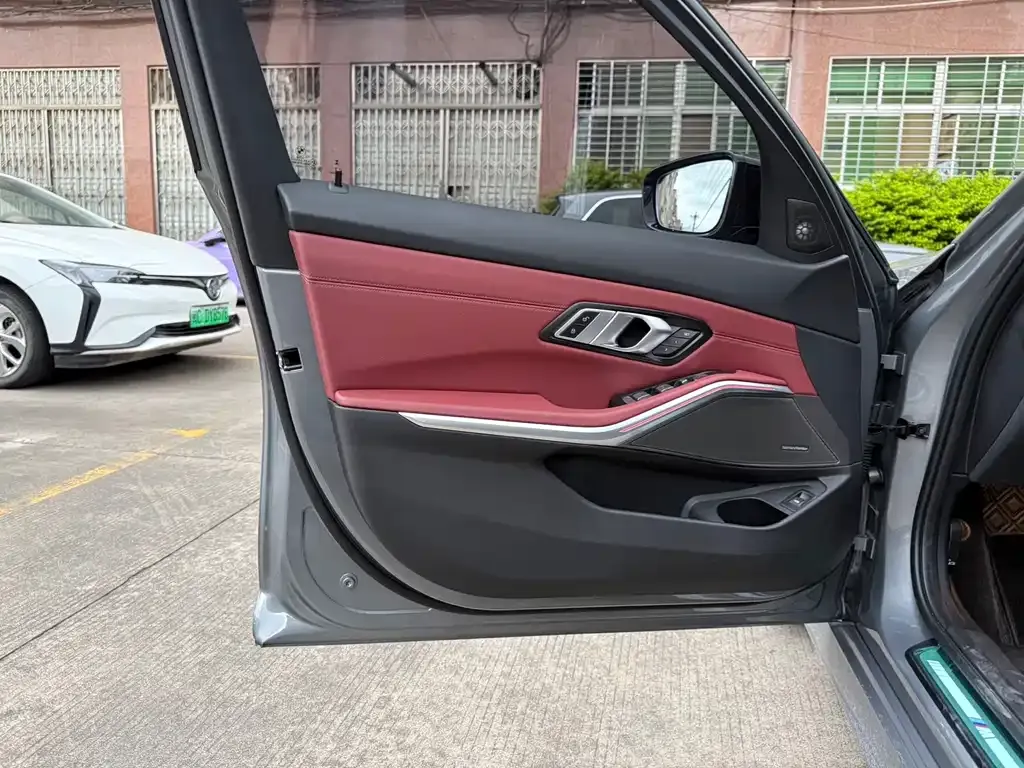 BMW 3 Series 2023 из CN, фото 8