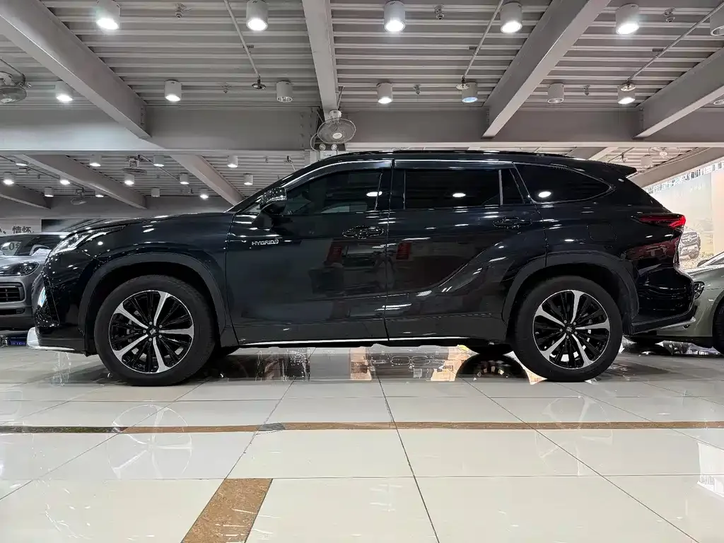 Toyota Crown Kluger 2024 из CN, фото 4