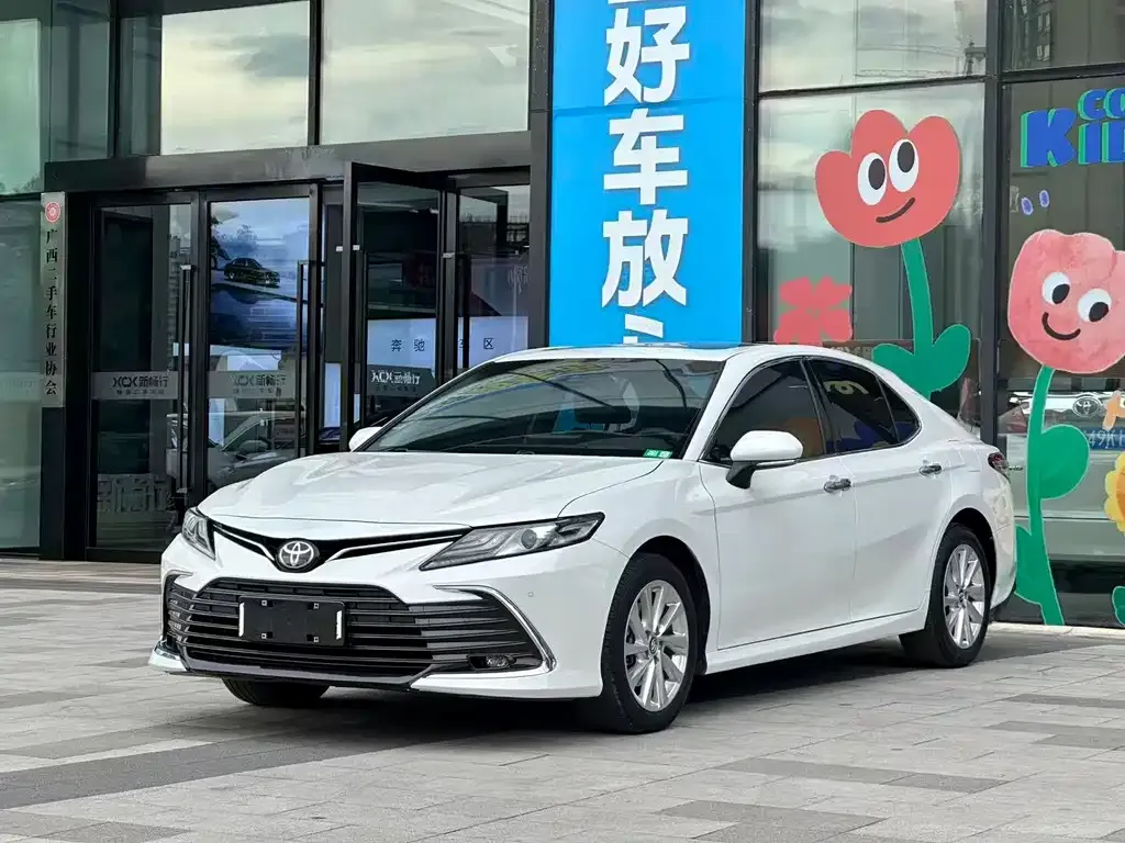Toyota Camry — фото 1