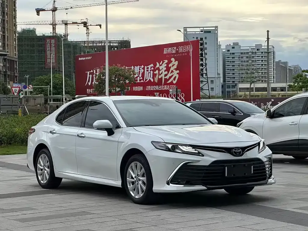 Toyota Camry — фото 2