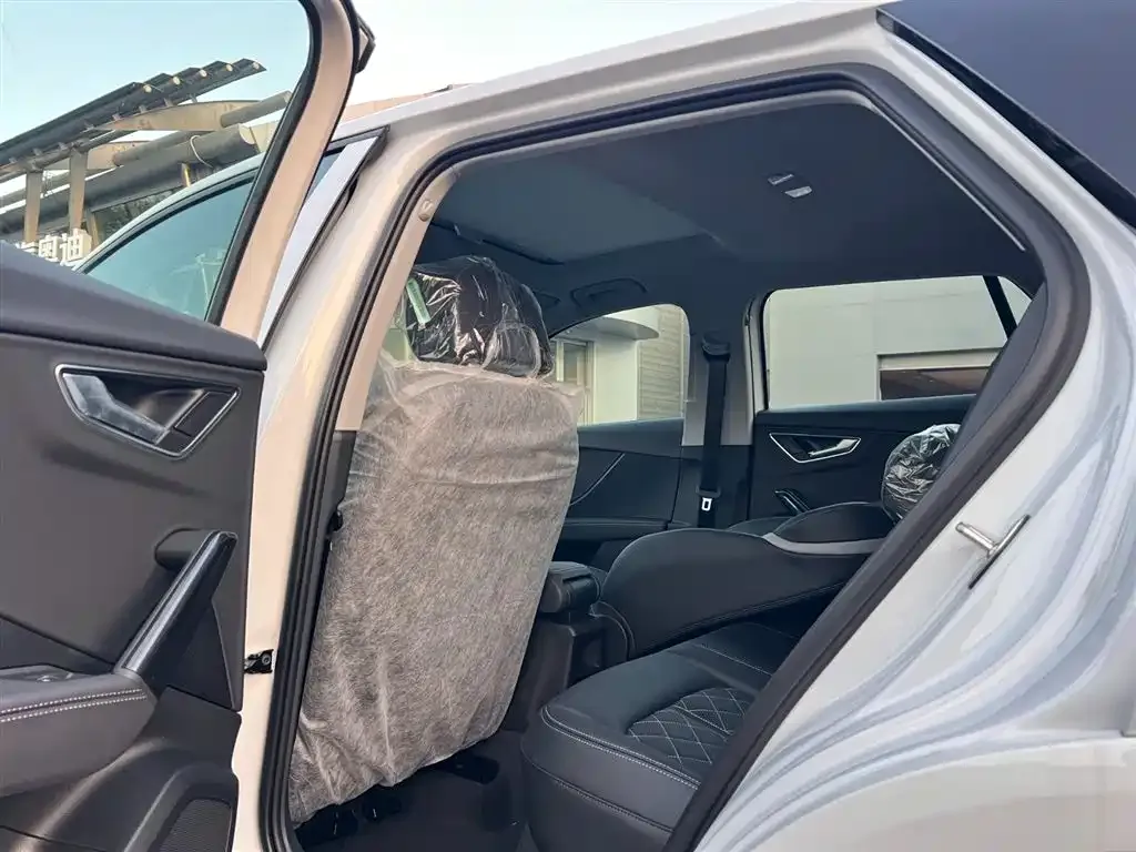 Audi Q2L 2025 из CN, фото 5