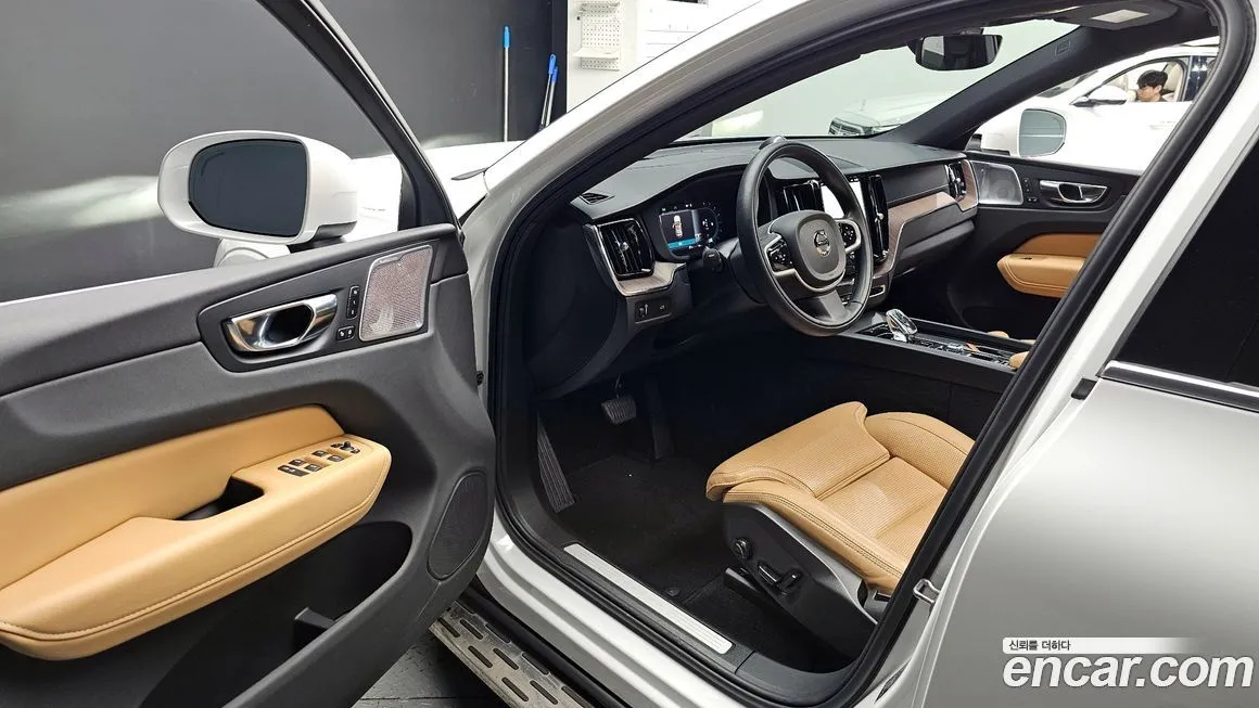 Volvo XC60 — фото 10