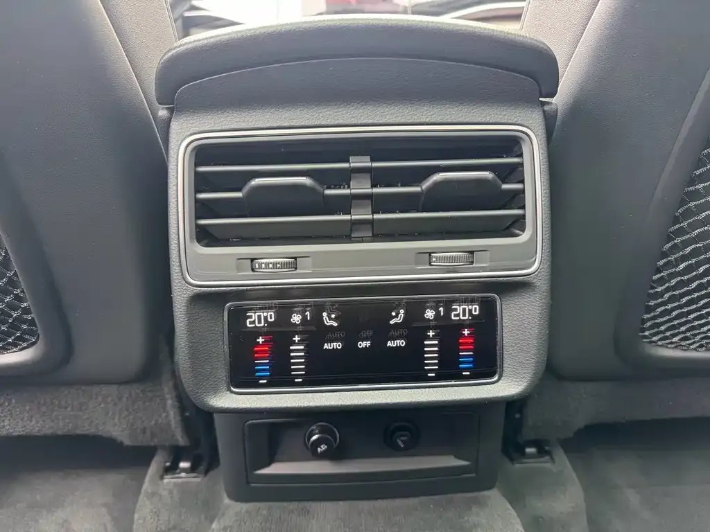 Audi Q7 2021 из CN, фото 9