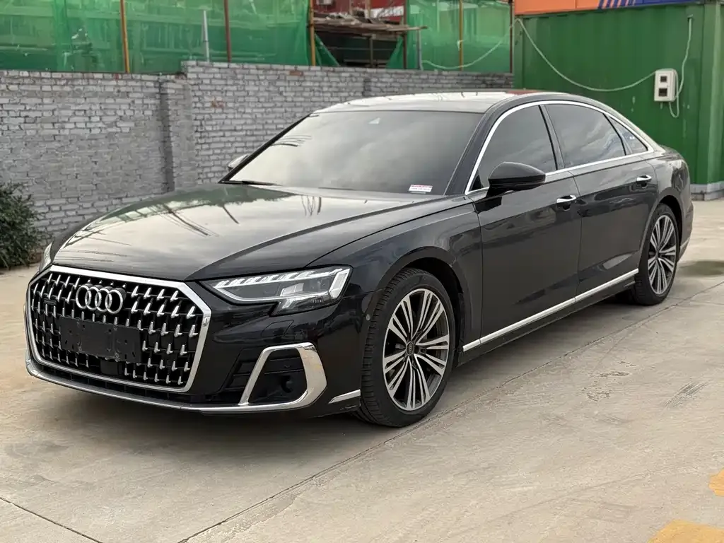 Audi A8 — фото 1