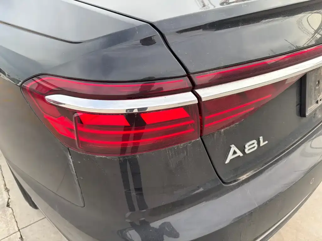Audi A8 — фото 7
