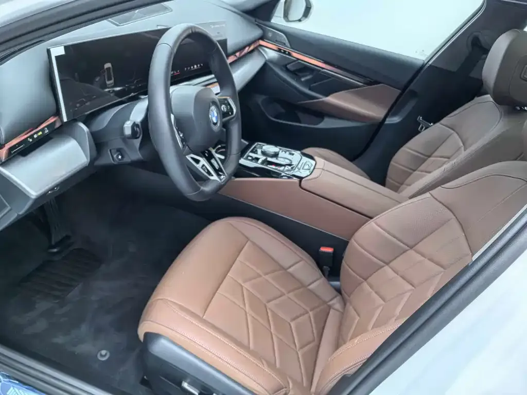 BMW 5 Series 2025 из CN, фото 7