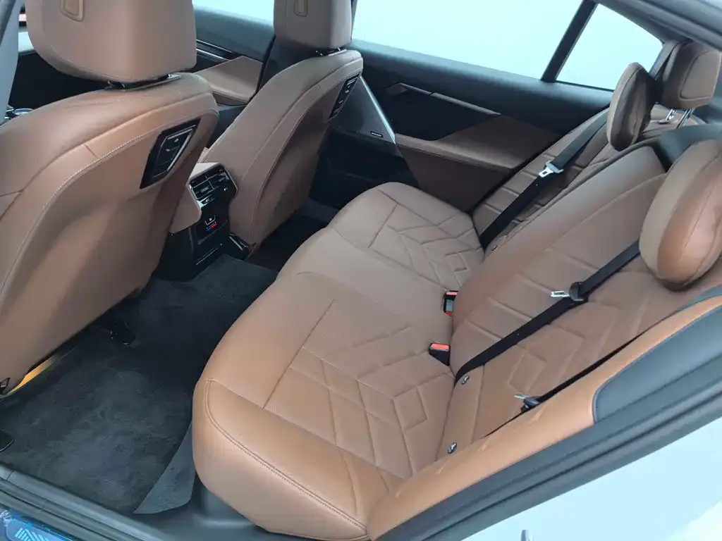 BMW 5 Series 2025 из CN, фото 8