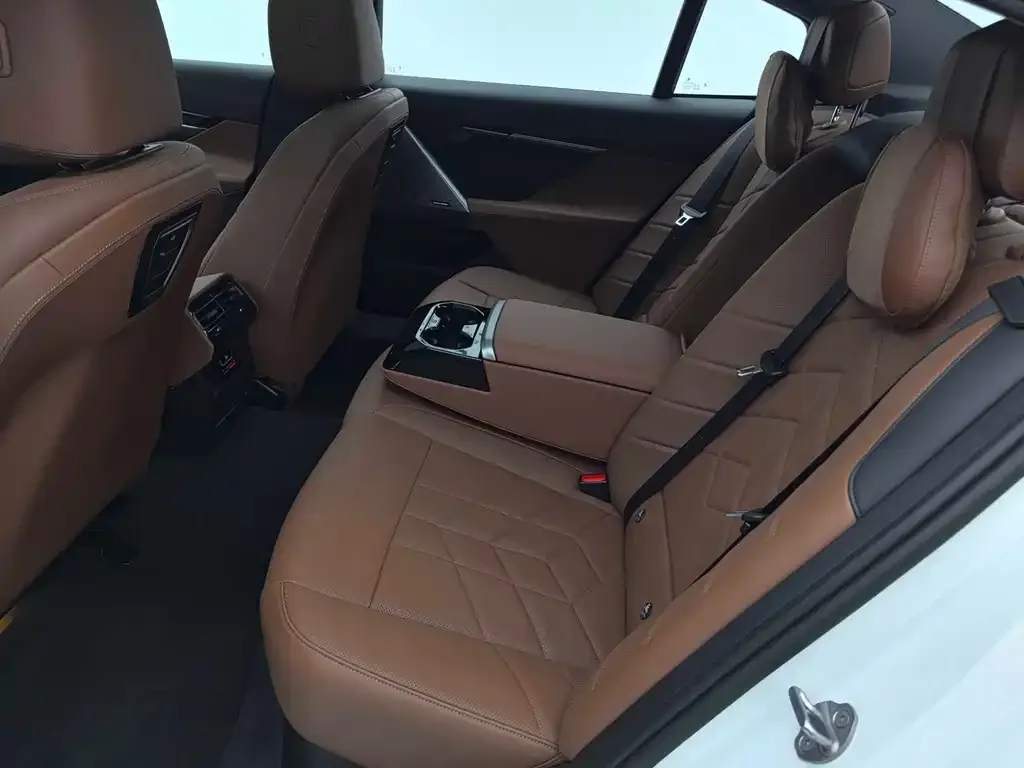 BMW 5 Series 2025 из CN, фото 9