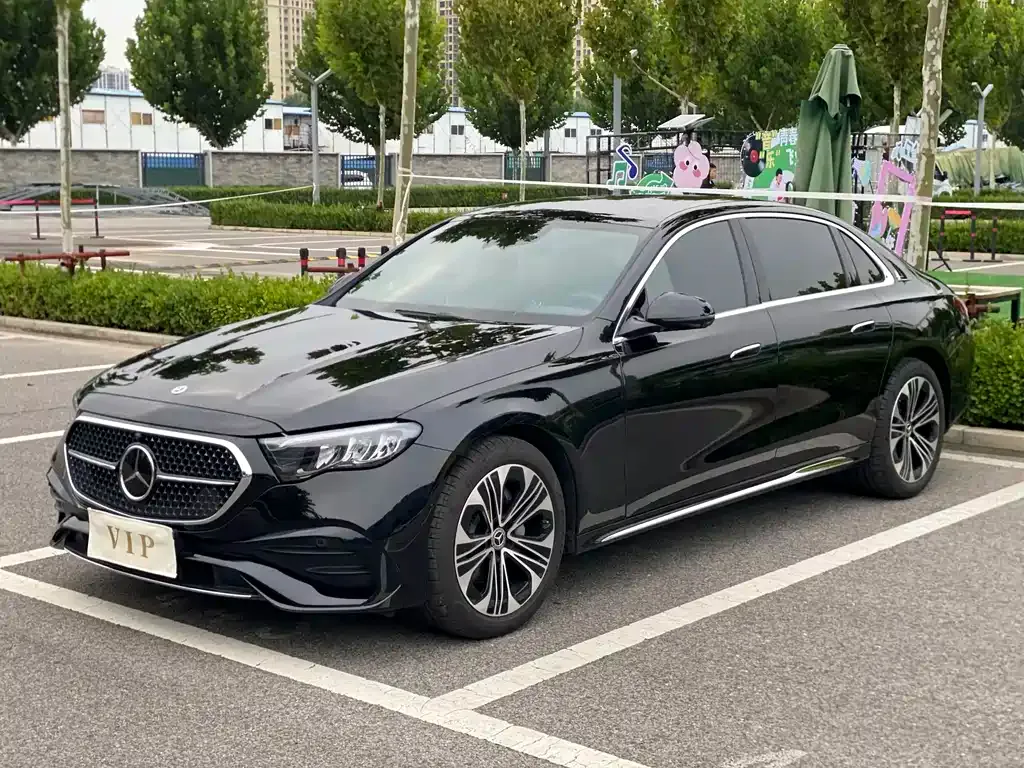 Mercedes-Benz E-Class — фото 1
