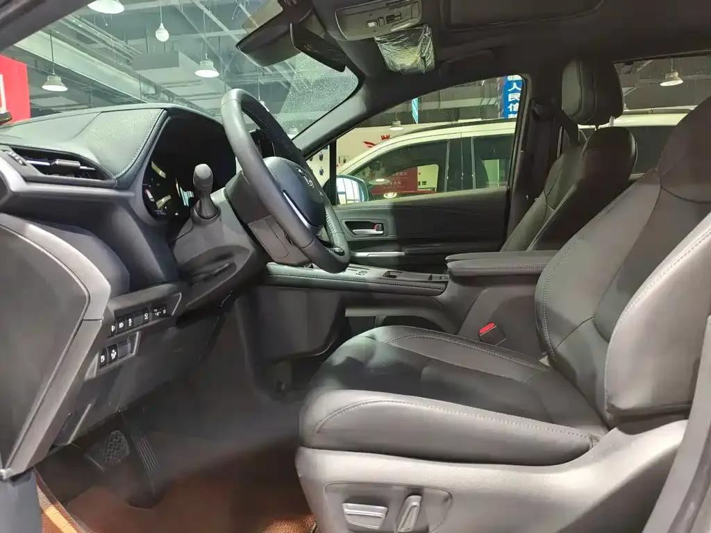 Toyota Sienna 2025 из CN, фото 4