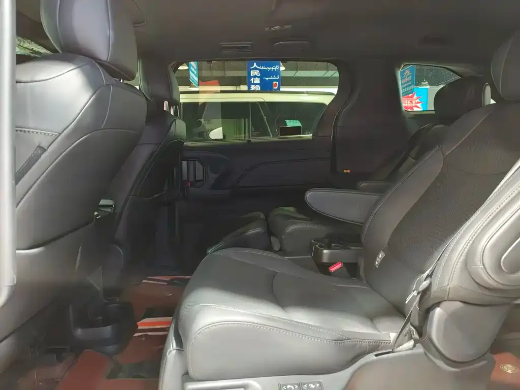 Toyota Sienna 2025 из CN, фото 6
