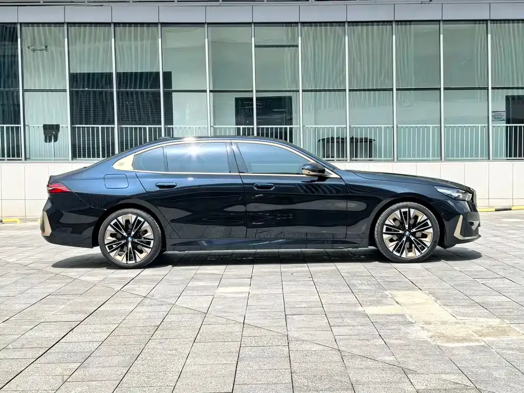 BMW 5 Series 2025 из CN, фото 4