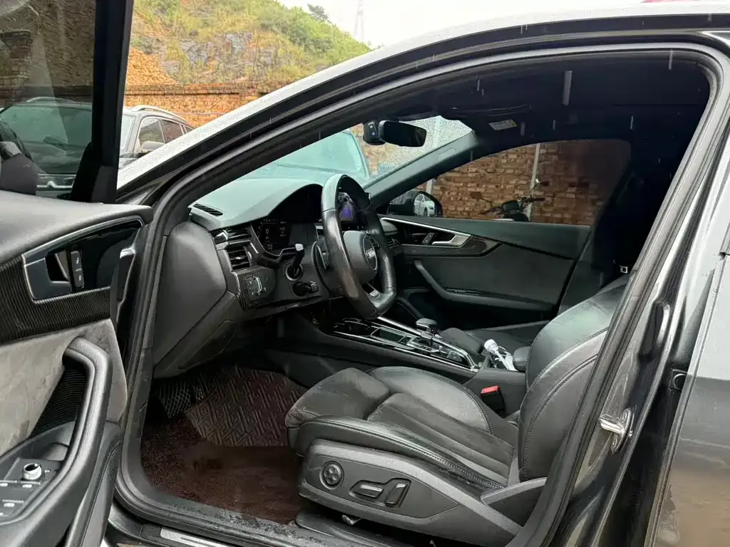 Audi A4L 2022 из CN, фото 4
