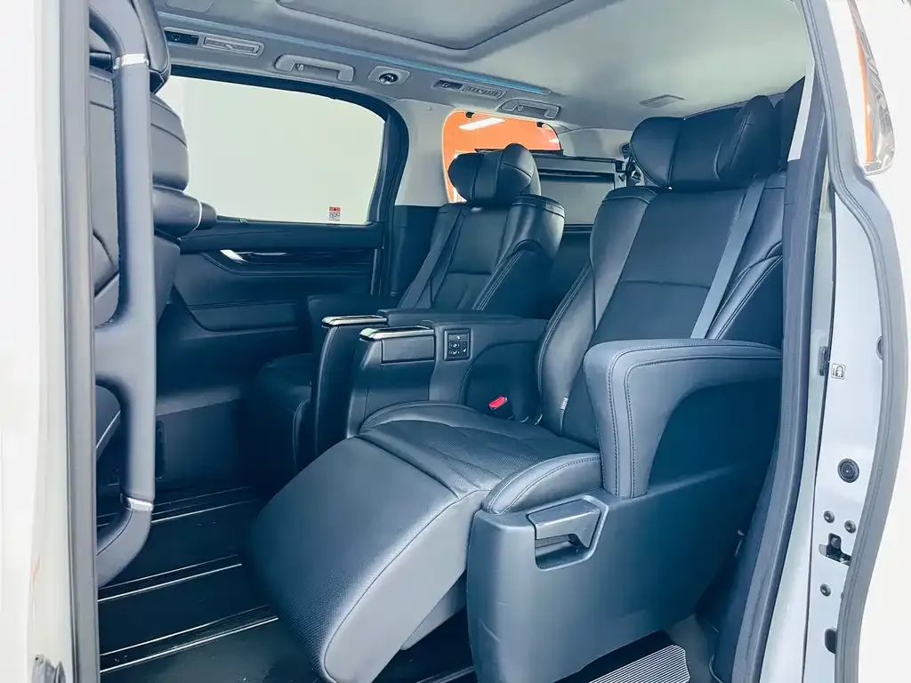 Toyota Vellfire — фото 10