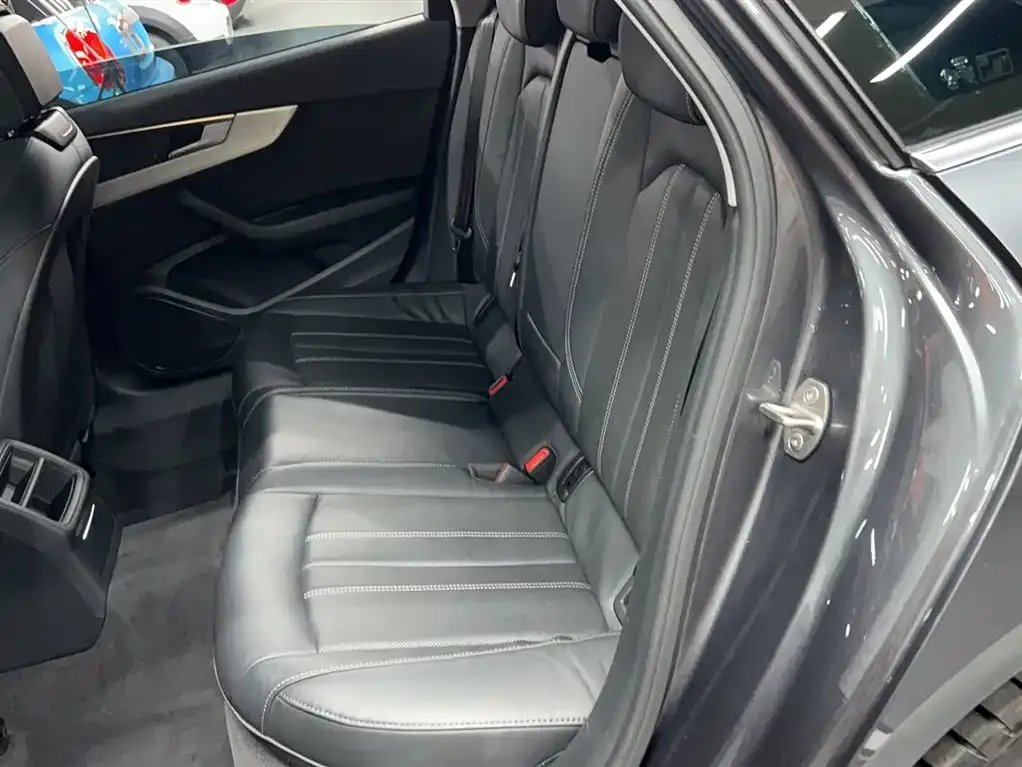 Audi A4L 2021 из CN, фото 10