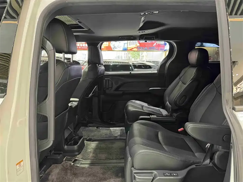 Toyota Sienna 2024 из CN, фото 8