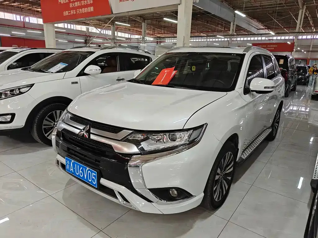 Mitsubishi Outlander — фото 1